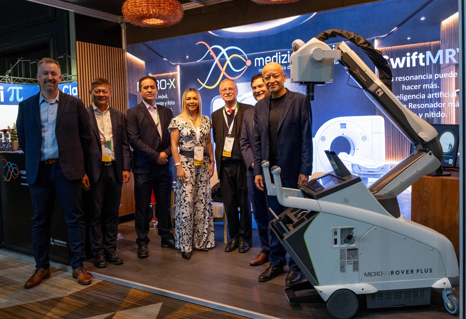 El equipo de Medizintechnik junto a sus colaboradores en el CChR 2026, presentando el innovador Micro-X Rover Plus y nuevas soluciones para el futuro de la imagenología.